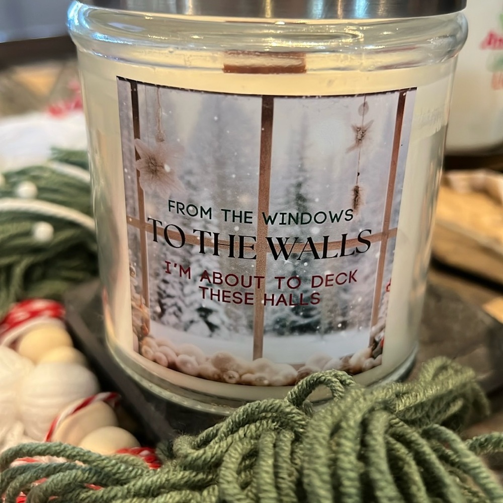 🎄🎁BUY NOW! Hand Made 7 oz hand poured candle with 100% soy wax & a wooden wick - Picture 3 of 16